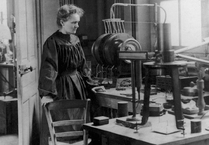 Marie Curie haciendo sus experimentos e investigaciones en uno de sus laboratorios. // Imagen: Google sites

«La Madame» de la Radioactividad