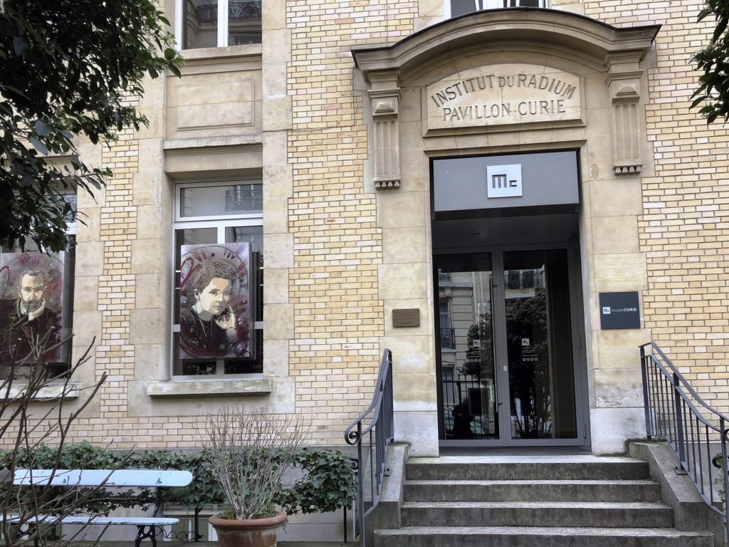 The Curie Museum occupies the ground floor of the Radium Institute at 1 Rue Pierre et Marie Curie, Paris.
Imagen de https://history.aip.org/
«La Madame» de la Radioactividad